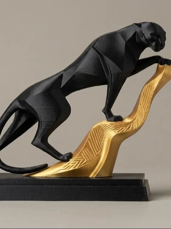 Escultura de Pantera Negra Escalando
