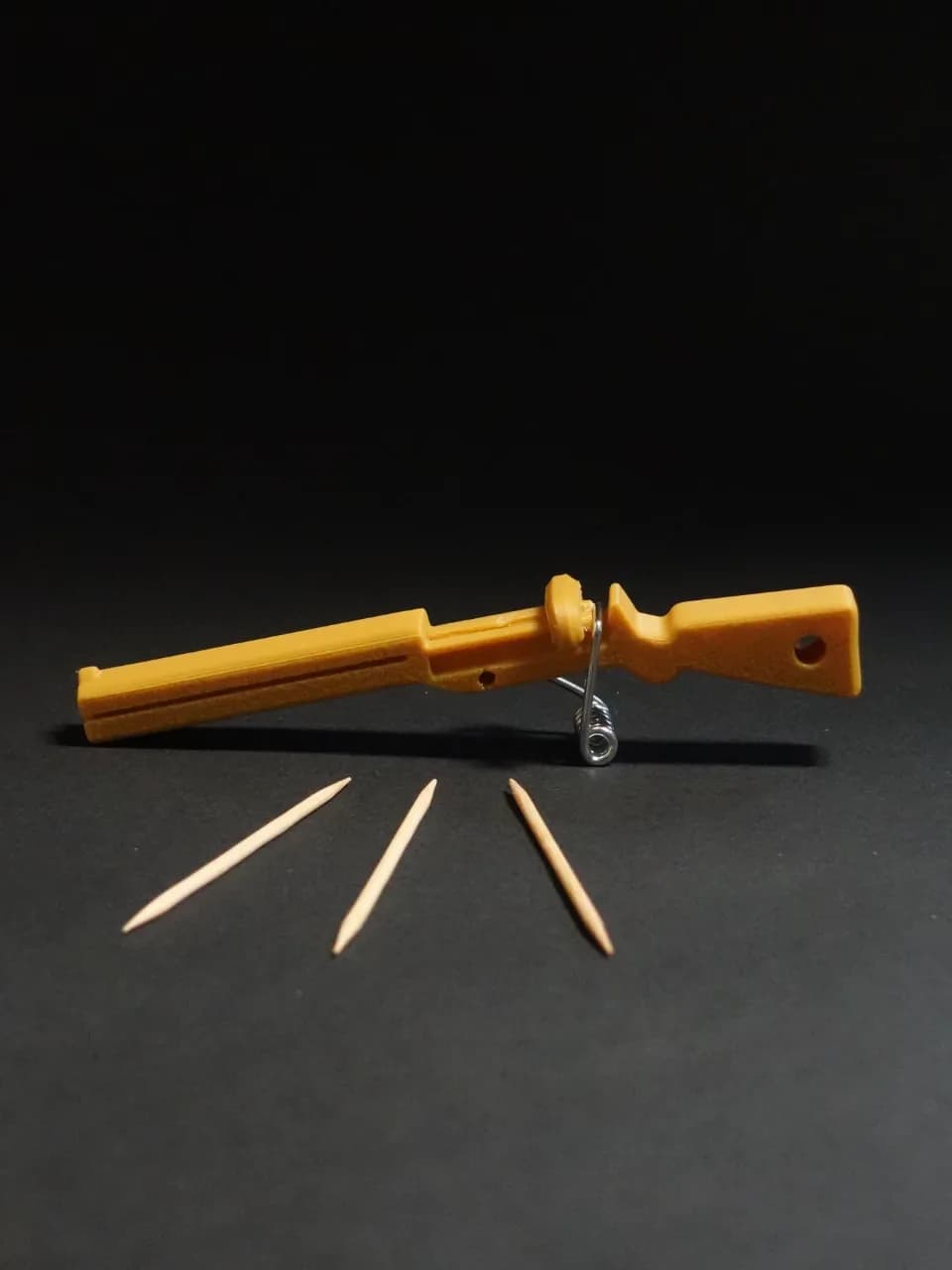 Lançador de Palitos com Mola de Prendedor de Roupa