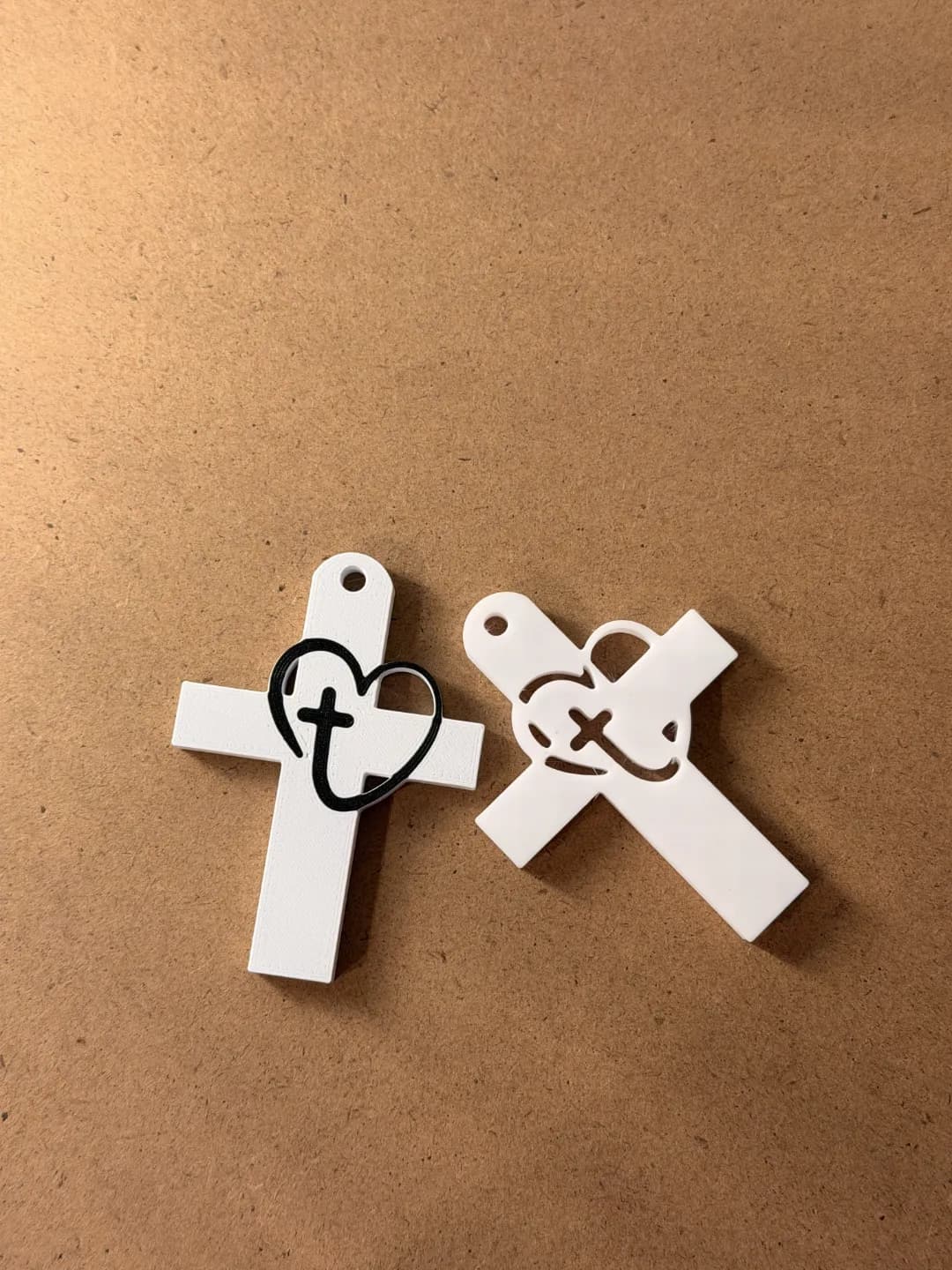 Chaveiro de Cruz com Símbolo de Coração